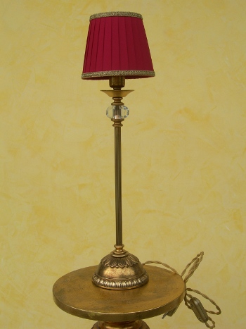 LAMPADA STILIZZATA OTTONE CON PARALUME Base:oro francese,oro antico,oro lucido,silver antichizzato.<br>Paralume:avorio,giallo oro,bordeaux,pergamena,personalizzato.