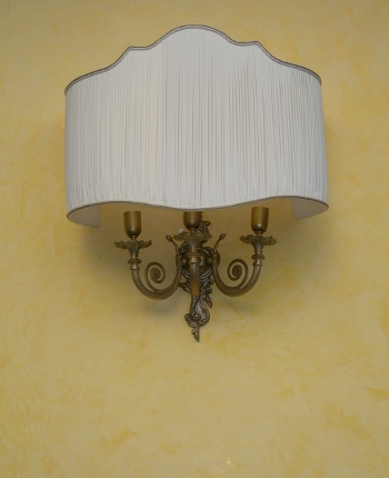 APPLIQUE ANTIQUA: REALIZZATO IN OTTONE TRE BRACCI CON VENTOLA ARRICCIATA.<br> PARALUME:AVORIO,GIALLO ORO, BORDEAUX,PERSONALIZZATO.<br>
APPLIQUES:ORO ANTICO, NICKEL SATINATO,CROMO LUCIDO,ORO FRANCESE,OTTONE LUCIDO,OTTONE SATINATO.