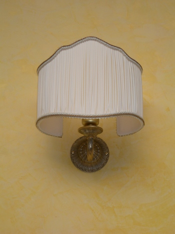 APPLIQUES ARES:REALIZZATO IN OTTONE CON VENTOLA ANTIQUA ARRICCIATA. PARALUME:AVORIO,BORDEAUX,GIALLO ORO,PERGAMENA,PERSONALIZZATO.<br>APPLIQUES:ORO FRANCESE,ORO ANTICO,SILVER ANTICHIZZATO,ORO LUCIDO.