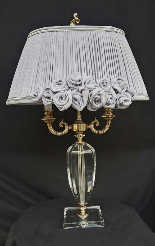 LAMPADA GREY REALIZZATA IN CRISTALLO E OTTONE SILVER ANTICHIZZATO CON PARALUME ARRICCIATO E ROSE FATTE A MANO. BASE:ORO ANTICO,ORO FRANCESE,ORO LUCIDO,CROMO,NICKEL SATINATO,SILVER LUCIDO, SILVER ANTICHIZZATO AVORIO ANTICHIZZATO.<br><br>PARALUME:BIANCO,AVORIO,BIANCO CERAMICA,GIALLO ORO,BORDEAUX....PERSONALIZZATO.<br>