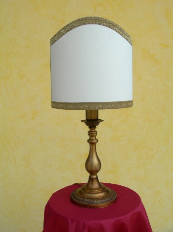 LAMPADA ANCHISE p IN OTTONE CON VENTOLA IN SHANTUNG. PARALUME:PERSONALIZZATO,AVORIO,PERGAMENA,GIALLO ORO,BORDEAUX<br>BASE:ORO FRANCESE,ORO ANTICO