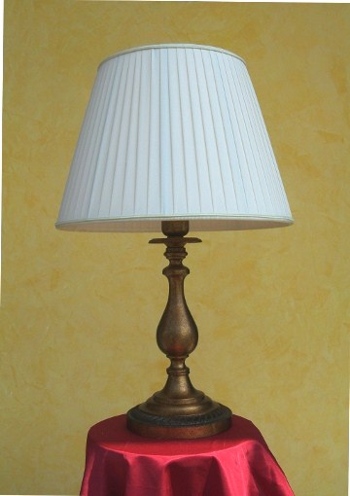 LAMPADA ANCHISE g IN OTTONE CON PARALUME PLISSETTATO. PARALUME:PERSONALIZZATO,AVORIO,PERGAMENA,GIALLO ORO,BORDEAUX<br>BASE:ORO FRANCESE,ORO ANTICO