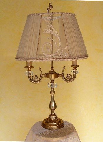 LAMPADA ORIANA:REALIZZATA IN OTTONE CON PARALUME PERSONALIZZATO CON TESSUTO DEL TENDAGGIO. PARALUME:PERSONALIZZATO,AVORIO,PERGAMENA,GIALLO ORO,BORDEAUX<br>BASE:ORO FRANCESE,ORO ANTICO,SILVER ANTICHIZZATO