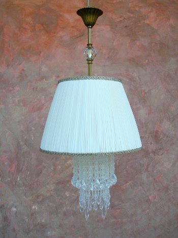 IL LAMPADARIO RAGUSA E' REALIZZATO IN TESSUTO PONGE' CON PIOGGIA DI MEZZO CRISTALLO, GOCCE E PUNTALI.<br>  PARALUME:BIANCO,AVORIO,BORDEAUX......PERSONALIZZATO.<br><br>SOSPENSIONE:ORO ANTICO,ORO FRANCESE,NICHEL SATINATO.