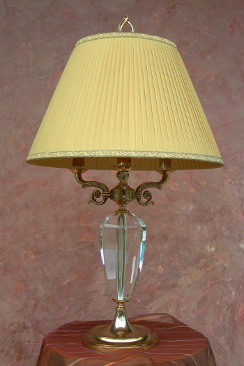 LA LAMPADA CRIS E' REALIZZATA IN OTTONE E CRISTALLO CON PARALUME PLISSETTATO. PARALUME:PERSONALIZZATO,AVORIO,PERGAMENA,GIALLO ORO,BORDEAUX<br>BASE:ORO FRANCESE,ORO ANTICO,SILVER ANTICHIZZATO