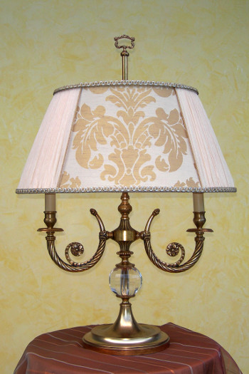 LA LAMPADA ROS1 E' REALIZZATA IN OTTONE CON PARALUME PERSONALIZZATO.  BASE:ORO FRANCESE.ORO ANTICO.<br>PARALUME:AVORIO,BORDEAUX....PERSONALIZZATO.