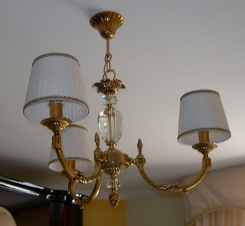 IL LAMPADARIO ERMES E' REALIZZATO IN OTTONE ORO FRANCESE CON PARALUMI ARRICCIATI AVORIO RIFINITI CON PASSAMANERIA ORO. LAMPADARIO:ORO FRANCESE,ORO ANTICO.<br>PARALUMI:BIANCO,AVORIO,BORDEAUX............PERSONALIZZATI.