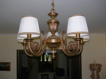 IL LAMPADARIO CORNEUS 5 E' REALIZZATO IN OTTONE CON PARALUMI PLISSETTATI AVORIO. PARALUMI:BIANCO,AVORIO, GIALLO ORO, BORDEAUX......PERSONALIZZATI.<br><br>LAMPADARIO:ORO ANTICO ORO LUCIDO,ORO FRANCESE.