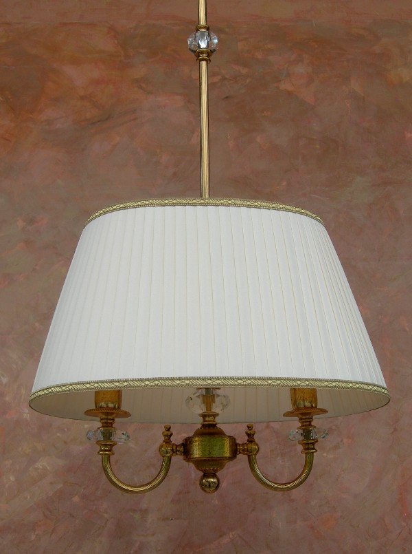 IL LAMPADARIO OVA E' REALIZZATO IN OTTONE CON CRISTALLI. LAMPADARIO:ORO FRANCESE,ORO ANTICO,NICHEL SATINATO.<br><br>PARALUME:AVORIO,GIALLO ORO,BORDEAUX.....PERSONALIZZATO.