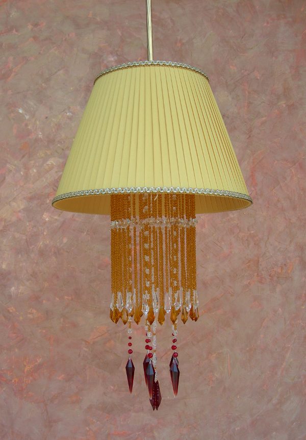 IL LAMPADARIO RAGUSA 1 E'REALIZZATO IN TESSUTO PLISSETTATO CON CON PIOGGIA DI CRISTALLI. PARALUME:AVORIO,GIALLO ORO, BIANCO BORDEAUX.....PERSONALIZZATO.