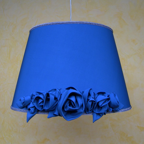 IL LAMPADARIO NOEMIAN E' REALIZZATO IN TESSUTO MONTATO SU PVC CON APPLICAZIONI DI ROSE FATTE A MANO. PARALUME:BIANCO,AVORIO,GIALLO ORO,BORDEAUX...........PERSONALIZZATO.