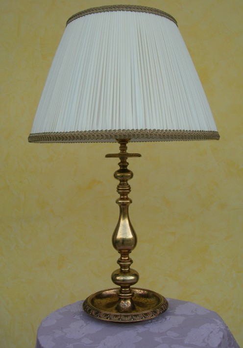 LA LAMPADA PETRA E' REALIZZATA IN OTTONE CON PARALUME ARRICCIATO. BASE:ORO FRANCESE,ORO ANTICO,SILVER,CROMO,CROMO SATINATO<br>PARALUME:AVORIO,BORDEAUX....PERSONALIZZATO.