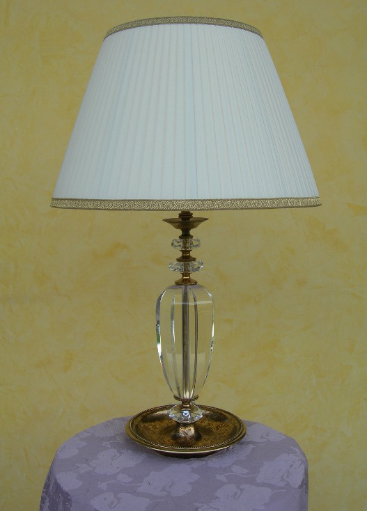 LA LAMPADA ALEX E'REALIZZATA IN OTTONE E CRISTALLI CON PARALUME PLISSETTATO. BASE:ORO FRANCESE,ORO ANTICO,SILVER,CROMO,CROMO SATINATO<br>PARALUME:AVORIO,BORDEAUX....PERSONALIZZATO.