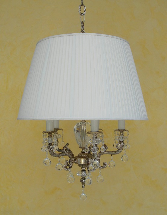 IL LAMPADARIO ENEA CON CRISTALLI E' REALIZZATO IN OTTONE CON BAGNO IN SILVER ANTICHIZZATO CON ANTICHE TECNICHE IN MODO DA OTTENERE UN COLORE UNICO ED ESCLUSIVO. PARALUME:BIANCO,AVORIO,BORDEAUX.....PERSONALIZZATO.<br><br>LAMPADARIO:SILVER ANTICHIZZATO,ORO FRANCESE,ORO ANTICO.