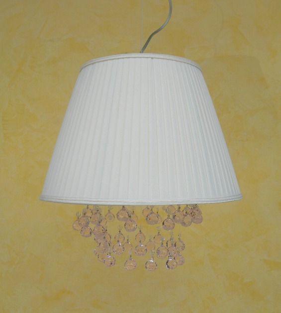 IL LAMPADARIO FARA E' REALIZZATO IN TESSUTO PONGE' PLISSETTATO E CON CRTISTALLI ROSA. PARALUME:BIANCO,AVORIO,BORDEAUX......PERSONALIZZATO.