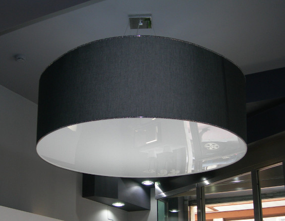 IL LAMPADARIO CILINDRO CON PEXIGLASS E' REALIZZATO IN PVC CON TESSUTO GRIGIO SCURO. AVORIO,BIANCO,BORDEAUX...PERSONALIZZATO.