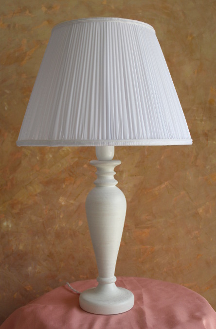 LAMPADA OLIVAM REALIZZATA IN LEGNO CON PARALUME ARRICCIATO. BASE:BIANCO CONSUMATO,NOCE,ORO FOGLIA.<br>PARALUME:BIANCO,BIANCO CERAMICA,AVORIO,BORDEAUX..PERSONALIZZATO