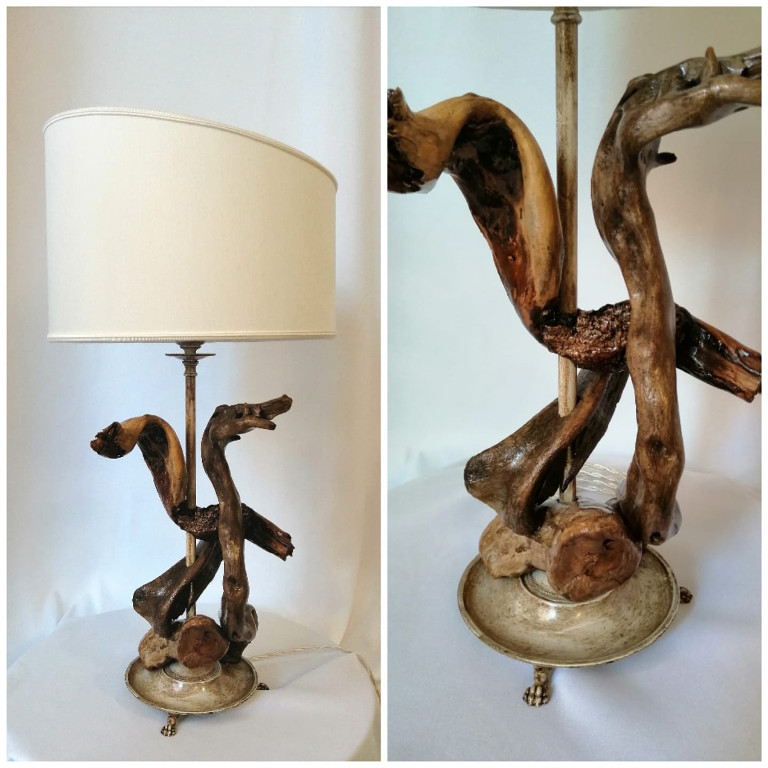 LAMPADA WOOD REALIZZATA IN OTTONE AVORIO ANTICATO CON LEGNETI FORNITI DAL CLIENTE E PARALUME A CILINDRO A TAGLIO OBLIQUO.<br> BASE :AVORIO ANTICHIZZATO, ORO ANTICO,ORO FRANCESE,ORO LUCIDO,CROMO,NICKEL SATINATO.<br>PARALUME:BIANCO,AVORIO,BIANCO CONSUMATO,GIALLO ORO,BORDEAUX....PERSONALIZZATO.