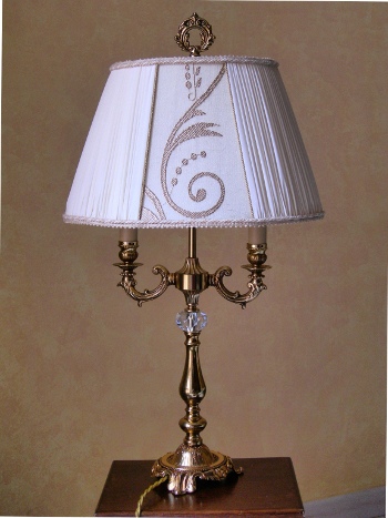 LAMPADA DECO' OTTONE DOPPIO BRACCIO CON PARALUME RICAMATO PARALUME:PERSONALIZZATO,AVORIO,PERGAMENA,GIALLO ORO,BORDEAUX<br>BASE:ORO FRANCESE,ORO ANTICO,SILVER ANTICHIZZATO