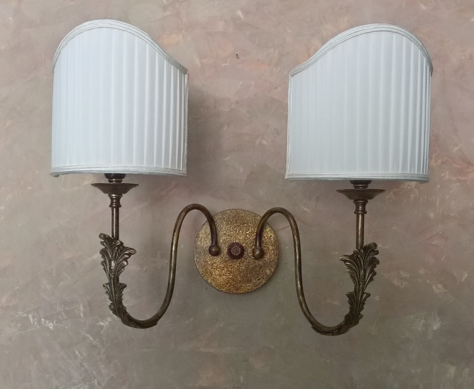 APPLIQUE PODERE REALIZZATO IN OTTONE CON BRACCI SAGOMATI A MANO E VENTOLE PLISSETTATE. APPLIQUE:ORO ANTICO,ORO FRANCESE,ORO LUCIDO,CROMO,NICKEL SATINATO,SILVER LUCIDO, SILVER ANTICHIZZATO AVORIO ANTICHIZZATO.<br>VENTOLE:BIANCO,AVORIO,BIANCO CERAMICA,GIALLO ORO,BORDEAUX....PERSONALIZZATO.