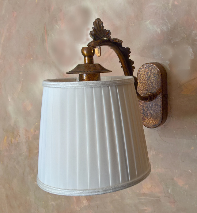 APPIQUE LAMP REALIZZATO IN OTTONE CON SNODO E PARALUME PLISSETTATO. APPLIQUE:ORO ANTICO,ORO FRANCESE,ORO LUCIDO,CROMO,NICKEL SATINATO,SILVER LUCIDO, SILVER ANTICHIZZATO AVORIO ANTICHIZZATO.<br>VENTOLE:BIANCO,AVORIO,BIANCO CERAMICA,GIALLO ORO,BORDEAUX....PERSONALIZZATO.<br>