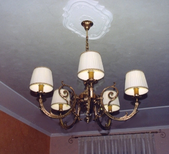 IL LAMPADARIO MODUS E' REALIZZATO IN OTTONE CON PARALUMI PLISSETTATI AVORIO. LAMPADARIO:ORO ANTICO,ORO FRANCESE.<br>PARALUMI:AVORIO, BIANCO,BORDEAUX,...PERSONALIZZATI.