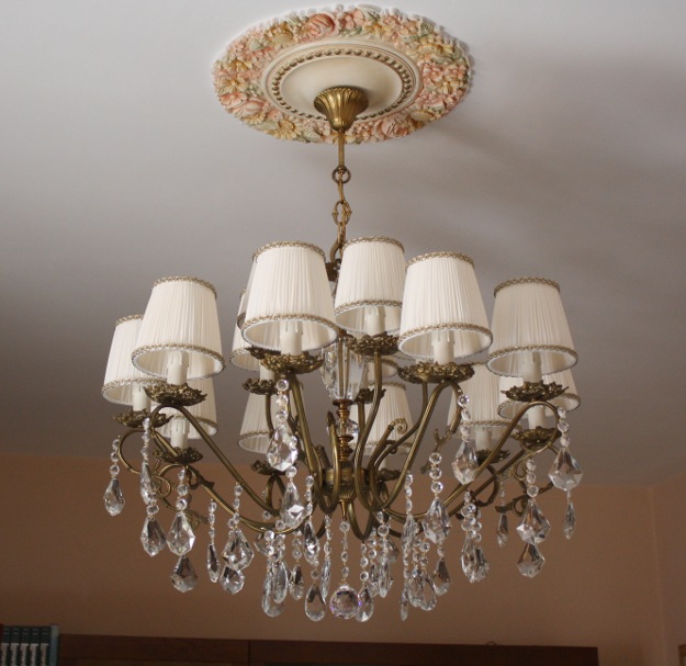 Il restauro di questo lampadario degli anni 50  stato realizzato per conservare il suo valore affettivo.L'aggiunta dei paralumi e del cristallo centrale,la sostituzione dell'impianto elettrico hanno accresciuto il valore aquisito nel tempo.   Paralumi:bianco,avorio,bordeaux....personalizzato.