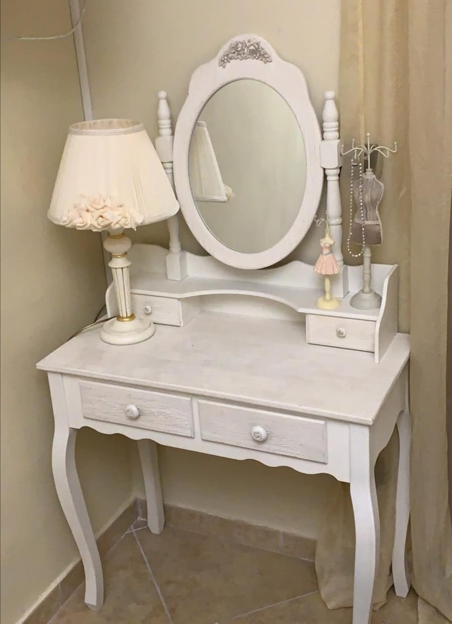 LAMPADA  REALIZZATA IN LEGNO AVORIO CON PARALUME ARRICCIATO E ROSE FATTE A MANO. PARALUME:BIANCO,AVORIO,GIALLO ORO,BORDEAUX......PERSONALIZZATO.<br><br>BASE: BIANCO CONSUMATO ,AVORIO,ORO ANTICO,ORO FOGLIA,