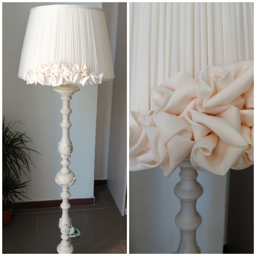 PIANTANA SHABBY CHIC  REALIZZATA IN LEGNO CON PARALUME ARRICIATO AVORIO CON ROSE FATTE A MANO. BASE:
BIANCO,AVORIO,NOCE,BIANCO CONSUMATO,AVORIO ANTICHIZZATO,ORO FOGLIA...PERSONALIZZATO


PARALUME:BIANCO,AVORIO,BIANCO CERAMICA,GIALLO ORO,BORDEAUX....PERSONALIZZATO